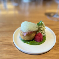 フナシェフ - 豚足ミミガーのコロッケ　ビーツ、パセリソース