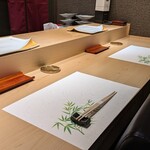 北新地 鮨 栞庵 やましろ - ゆったりしたカウンター席