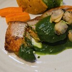 キッチン ブルー グローブ - 秋鮭をカット、皮の焦げ具合が良いですね