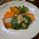 キッチン ブルー グローブ - 秋鮭ポワレのアップ