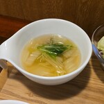 キッチン ブルー グローブ - 白菜スープのアップ