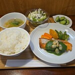 キッチン ブルー グローブ - 秋鮭のポワレ　(疲労回復)あさりとほうれん草のソース