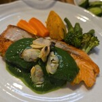 キッチン ブルー グローブ - 反対側から、あさりとほうれん草のソース