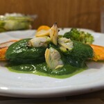 キッチン ブルー グローブ - 横から、あさりは沢山乗っています