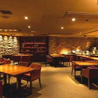 【BARエリア】メインフロア。