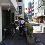 NIBOSHI MANIA - 行列。店前から角を回っている。