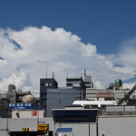 NIBOSHI MANIA - 並んでいて、東急の駅の方を見ると夏の雲が。