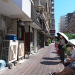 NIBOSHI MANIA - 店前。日差しがきつい