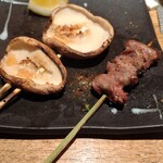 焼き鳥 ひぐも - しいたけとハツモト串