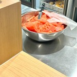 Karin Ionmorusuzukaten - 這是將西瓜進行初步處理的過程，讓它看起來就像一整個西瓜。