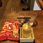 麹町いづみや しろ - ・カルビーかっぱえびせん ・亀田 海苔ピーパック ¥・蓬莱 蔵元の隠し酒とっておきの辛口番外品