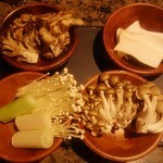 焼にく 和牛食堂 - ディナータイムのサラダバーにはキノコがいっぱい♪