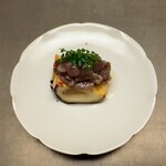 徳ㇵ本也 - 牛肉の味噌漬けと無花果