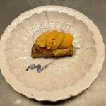 徳ㇵ本也 - 賀茂茄子の田楽と紫雲丹　熱々の茄子と冷たい雲丹の取り合わせが面白い