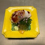 徳ㇵ本也 - 鱧ざく　鱧を炭火で焼いている