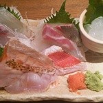 俺の魚を食ってみろ!! - (2014/4/10)刺身七種盛り。炙り喉黒、サーモン、のれそれ、炙り金目、真鯛、カンパチ、ホタテ貝・・・