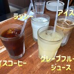 Greenpoint by Bedford Cafe - 「ラッシー」440円税込み♫、「Set アイスラテ」440円税込み♫、「グレープフルーツジュース」440円税込み♫、「アイスコーヒー」495円税込み♫
