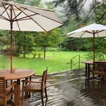 時の宿 すみれ - 晴れていればウッドデッキが気持ちよさそう