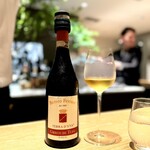 マンサルヴァ - べニート・フェラーラのグレコ・ディ・トゥーフォ。
      見た目のボリューム感に比して、意外と爽やか。
      アロマもトロピカルですが、味わいは爽やかな柑橘で、ギャップに萌えるワイン(^^)