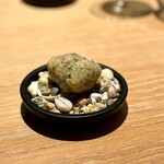 マンサルヴァ - ピッツェリアでお馴染みのゼッポリーニ(^^)
      青海苔が一般的ですが、こちらは佐渡の「銀葉草」という海藻で。
      無限に食べられます♪