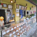 北原製パン - 歩道橋の下にある～歩道上に面したショーケース