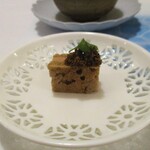 Restaurant KAITO - ① フォアグラのテリーヌ。ハチミツ、フォアグラをパン様な生地でサンドされ、上部にサクサクの公費－風味のクッキーが添えられています。