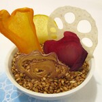 Restaurant KAITO - ④ フードドライヤーで乾燥した野菜のスライスチップ：赤玉葱、蓮根、ビーツ、人参、ジャガイモが白い器に入れられた雑穀のなかに美しく刺してあります。噛めば噛むほど野菜のお味が湧き出してきます。♪♬ 一品目から素晴らしさに圧倒されますネ！
