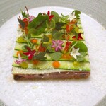 Restaurant KAITO - スペシャリテな一皿：とても綺麗で美しいスペシャリテな一品です。 グリーンとホワイトの縞模様は ズッキーニを薄くスライスしてライン状に並べて 四角い型で抜いてあります。 その下にはクスクスと茄子・トマトのサラダ、カツオの燻製を敷かれ、上にはマイクロハーブのサラダ、鱒子、オリーブ油パール、パプリカのピュレ、チーズに、ペンタスが美しく飾られています。