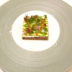 Restaurant KAITO - スペシャリテな一皿：とても綺麗で美しいスペシャリテな一品です。 グリーンとホワイトの縞模様は ズッキーニを薄くスライスしてライン状に並べて 四角い型で抜いてあります。 その下にはクスクスと茄子・トマトのサラダ、カツオの燻製を敷かれ、上にはマイクロハーブのサラダ、鱒子、オリーブ油パール、パプリカのピュレ、チーズに、ペンタスが美しく飾られています。