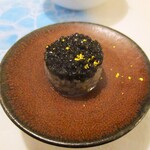 Restaurant KAITO - ② キャビアと細かく刻んだ鮑（生）のハーモニーを楽しめます。鮑のコリコリ食感がとても良いアクセントになり、キャビアの美味しさを引き立てています。中には サワークリームがタップリ使われています。♪