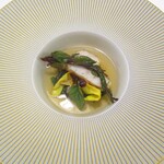 Restaurant KAITO - スジアラ：小笠原で獲れたスジアラ（ハタの仲間）にディルの衣を薄く付け、揚げてから カットして、キノコのマリネ、ツルムラサキ、オクラの花びら、新生姜、ピクルス、蓮根、法蓮草があしらわれています。周囲には いろいろなキノコのブイヨンが注がれています。