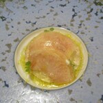 Restaurant KAITO - ディセール 桃：超薄切りにスライスされた桃が バニラアイスとクレムダンジュ、キャラメリゼして砕いたアーモンドを包み込むように 大きな皿の中央で、「早く食べてエ～♪」と、綺麗に飾り付けられて わたし達を待っています。周囲には、バニラのオイル、ロゼとレモンバーベナの2種のゼリーが取り囲んでいます。この素晴らしく美味しいハーモニーはいったいどういうことでしょう！