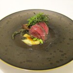 Restaurant KAITO - 松阪牛：松阪牛のランプ肉を牛肉のお出汁とバルサミコの黒いソースでいただきます。　下には黒トリュフの入ったジャガイモのピュレ、付け合わせに素揚げした万願寺とシェリービネガーで煮込んだ牛蒡と枝豆が敷かれています。 間違いのない美味しさですネ！