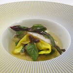 Restaurant KAITO - スジアラ：小笠原で獲れたスジアラ（ハタの仲間）にディルの衣を薄く付け、揚げてから カットして、キノコのマリネ、ツルムラサキ、オクラの花びら、新生姜、ピクルス、蓮根、法蓮草があしらわれています。周囲には いろいろなキノコのブイヨンが注がれています。