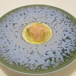 Restaurant KAITO - ディセール 桃：超薄切りにスライスされた桃が バニラアイスとクレムダンジュ、キャラメリゼして砕いたアーモンドを包み込むように 大きな皿の中央で、「早く食べてエ～♪」と、綺麗に飾り付けられて わたし達を待っています。周囲には、バニラのオイル、ロゼとレモンバーベナの2種のゼリーが取り囲んでいます。この素晴らしく美味しいハーモニーはいったいどういうことでしょう！