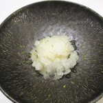 Restaurant KAITO - ディセール グラニテ（シャーベット）：ルイボスティーのアイスクリームとコーヒー風味のブランマンジェ、マスカットをライムの皮が散りばめられたレモンタイムのグラニテが覆っています。