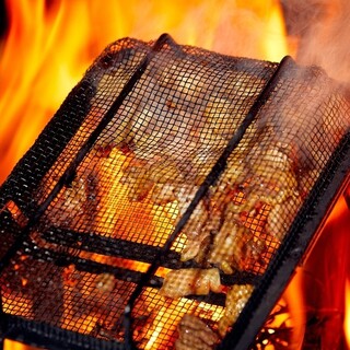 熊本直送の馬刺しや”自慢の藁焼き”塩餃子”多彩な九州料理