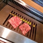 Edomae Yakiniku Okamoto - カウンターの焼き卓でゆっくり焼く…！