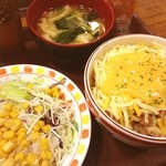 Sukiya - とろ〜り3種のチーズ牛丼 サラダセット