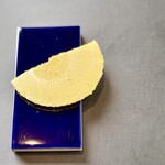 プレゼンテ スギ - カラスミのプレス煎餅。こちらはメニューにはないお料理。シェフが選んだ青のタイルでの提供スタイルは映えますね♪