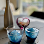 プレゼンテ スギ - バタフライピーで作られた氷水。宇宙をイメージした蒼が美しい。