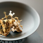 プレゼンテ スギ - もくず蟹の揚げラビオリ。海をイメージして網にかかった蟹さんがたまらなくキュート！細部にまで拘られていて海苔までも再現！春巻きのような食感に、自家製マスタードがアクセント。