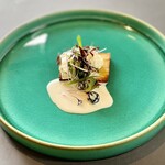 プレゼンテ スギ - B・Bとじゃがいも。シェフ自ら釣ったダイナミックなブラックバスを調理したひと皿。こんなに美味しくいただけるなんて感激♡添えられたじゃがいものパイや軽めのソースも絶妙です。