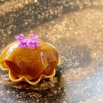 プレゼンテ スギ - 2日間塩麹で熟成した伊勢海老を使用。最初、フレッシュな伊勢海老の風味が鼻を抜け、何度か噛み砕くうちにチョコレートの味と相まってまた別の顔を見せ、最後また一つにまとまる。最高の一品✨