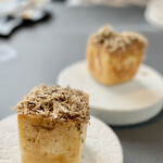 プレゼンテ スギ - 焼きたてサマートリュフを乗せた四角いパン。手でちぎりやすいようにカットが施されているのが流石です✩.*˚