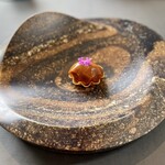 プレゼンテ スギ - 千葉の魅力　伊勢海老とチョコレート。重厚なお皿は千葉のピーナッツの殻やジビエの骨を使い、地球をイメージして作られたものだそうです。