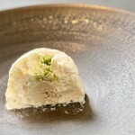 プレゼンテ スギ - フワッと食感のクリームシチューの中にはフォアグラのテリーヌがかくれんぼ！パセリオイルの風味と合わせてマリアージュを楽しみます♪