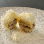 プレゼンテ スギ - 一般的な鱧の概念を覆す一品！オーブンで香ばしく焼き、それをキノコのスープで炊くなど……油を極力控えた調理法を駆使され鱧の旨味を凝縮したスーパー鱧。フワッとしているのはチーズではなくマカダミアナッツ！