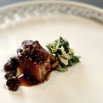 プレゼンテ スギ - 猪とアカザ。こちらもメニューにはない夏ジビエのお料理。野生の猪をアミガサタケと一緒に煮込み、黒苺のビネガーを加えたもの。野草のアカザのソテーのほろ苦さがまた良いです。