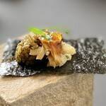 プレゼンテ スギ - 杉寿司TYPE-R 千葉県産の黒鮑を使ったお寿司。シャリの下には小麦粉のフリットも忍ばされていて食感をも楽しめる創作寿司！